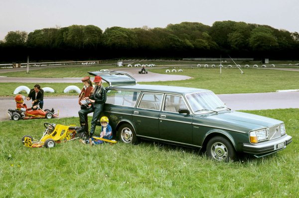 Беше компактен автомобил и не предлагаше кой знае какво удоволствие от шофирането. Volvo 260 обаче осигуряваше безопасен и удобен семеен транспорт. Изключително добре направен във време, когато много конкуренти имаха издръжливостта на оризова хартия.

Въпреки това, изцяло алуминиевият PRV 2664cc V6 двигател, разработен между Peugeot, Renault и Volvo (оттук и PRV), беше шокиращо ненадежден. С разпределителни валове, износващи се със свирепа скорост и прегряванее. Но! Този двигател по-късно ще бъде монтиран на DeLorean и Renault-Alpine GTA и A610.